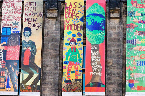 Von Schülern gestaltete Transparente am Chemnitzer Rathaus.