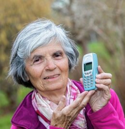 Ticket grenzt Senioren aus - Hella Schmidt (80) aus Plauen hat ein Handy, aber kein Smartphone und keinen Internet-Zugang. Damit kann sie das 49-Euro-Ticket nicht kaufen. 