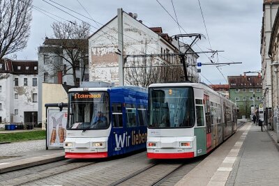 Tickets für Bus und Bahn: Ist es in Zwickau wirklich teurer als in Barcelona? - Straßenbahnen am Neumarkt. Dass die Preise für Bus und Bahn gestiegen sind, stößt auf Kritik.