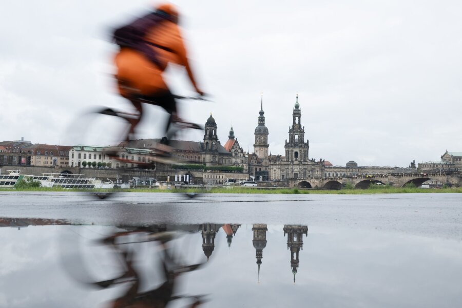 Tief bringt am Wochenende kräftigen Regen - Ein Radfahrer in Dresden am Ufer der Elbe.