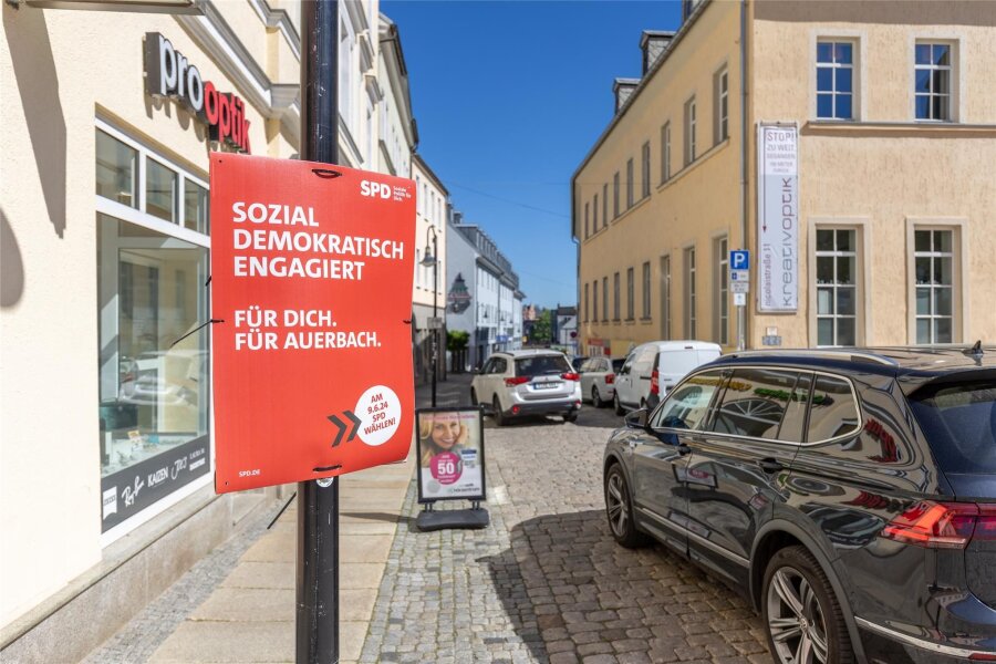 Tiefergelegt: Auerbacher Wahlplakate müssen nach oben - Am Altmarkt hängt Mittwochvormittag dieses Wahlplakat zu tief. Doch die SPD ist nicht der einzige Sünder.