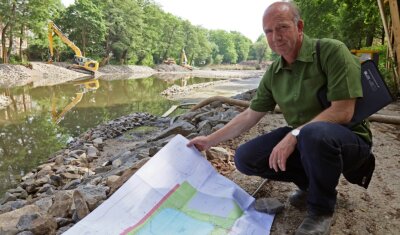 Tiefwasserzone für Langen Teich - Jens Conrad mit den Planungen für den Langen Teich. 