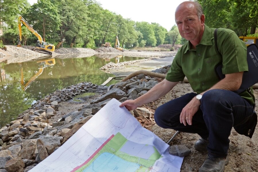 Tiefwasserzone für Langen Teich - Jens Conrad mit den Planungen für den Langen Teich. 
