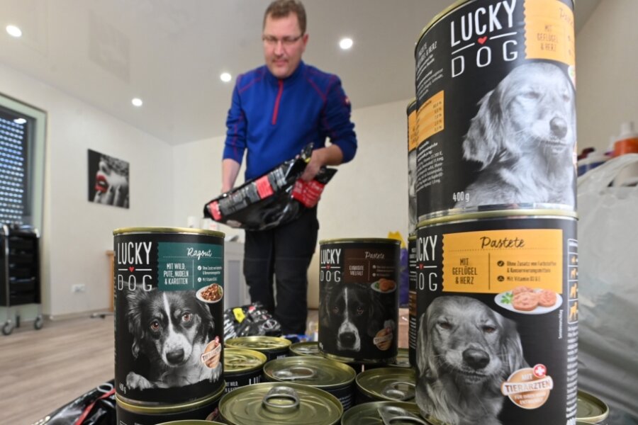 Der Mühlauer Tierarzt Gennadij Masyutkin sortiert Tiernahrung in seinem Wohnhaus. Mit anderen Spenden fährt er am Samstag in die Ukraine. 