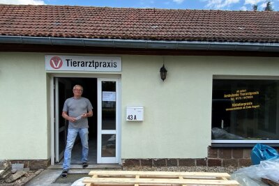Immer wieder ist Tierarzt Wolf-Albrecht Popp auf der Baustelle in der neuen Praxis in Mittweida.