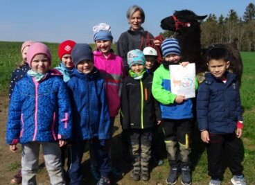 Tierische Patenschaftspremiere - Die Schulanfänger 2022 der evangelischen Kindertagesstätte Arche Noah Bernsgrün sind jetzt Paten des sechsjährigen Lamas Blacky.