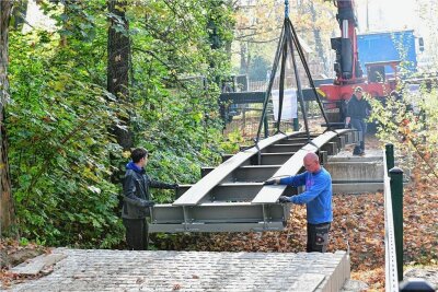 Tierpark Freiberg: Stadt will "Pferdeschwemme" angehen - Im Oktober 2019 war eine Stahlbogenbrücke über den Bachzulauf zur "Pferdeschwemme" montiert worden. 