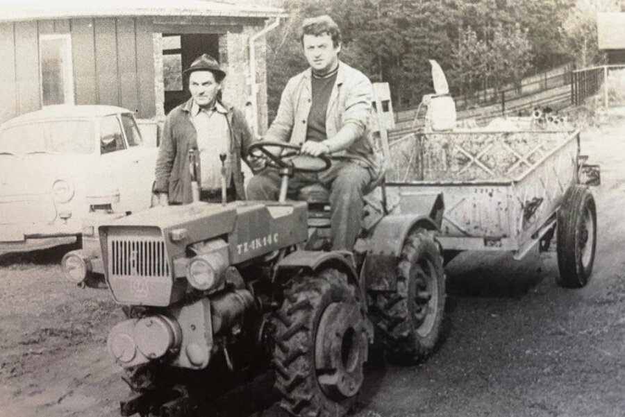 Tierpark Waschleithe feiert Geburtstag: 50+1 - Ein Bild aus den Anfangsjahren als ein Traktor für Dieter Haase (l.) und Frank Ott noch eine große Errungenschaft war. 