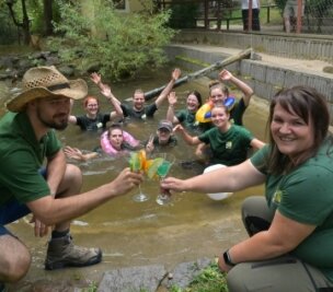 Tierpfleger gehen baden - Das Team im Zoo der Minis hat sich der Teich-Challenge gestellt - vorn links Sandro Uhlig und rechts Silke Bauer. 