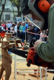 Tierwesen aus Holz geschaffen - Beim Speedcarving-Wettbewerb in Gelenau dabei: Steffen Rupf aus Adorf und sein Erdmännchen.