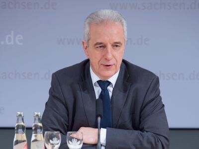 Tillich kritisiert Abrisspläne für Chemnitzviadukt - Stanislaw Tillich während einer Pressekonferenz in Dresden.