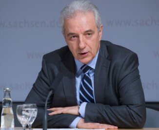 Tillich verspricht den Sachsen "starken Staat" mit mehr Polizei - Sachsens Ministerpräsident Stanislaw Tillich (CDU) auf der Pressekonferenz am Dienstag.