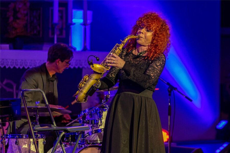 Tina Tandler begeistert Publikum in Auerbacher Kirche - Tina Tandler begeisterte das Publikum in Auerbach - mit Saxofon und Weltmeister-Akkordeon.