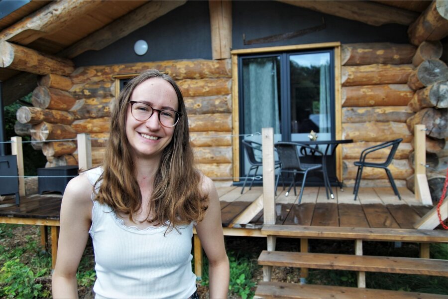 Tiny House im Selbsttest: Eine Nacht im Naturbad Niederwiesa - Eine Nacht im Naturbad Niederwiesa: Werkstudentin Elisa Leimert aus der Redaktion testet, wie es sich im Blockhaus leben lässt.