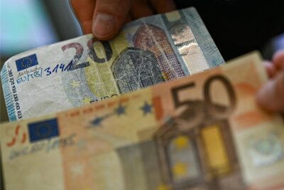Tipps der Polizei: So erkennen Sie Falschgeld - Die Bundesbank in Frankfurt am Main präsentiert gefälschte 20-Euro- und 50-Euro-Geldscheine.