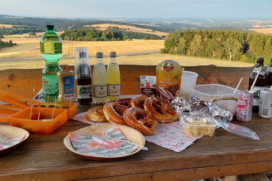 Tipps für Wanderhungrige: Das sind die schönsten Picknickplätze im Vogtland - Der Blick von der Reuther Linde lässt das Vogtland-Herz höher schlagen.