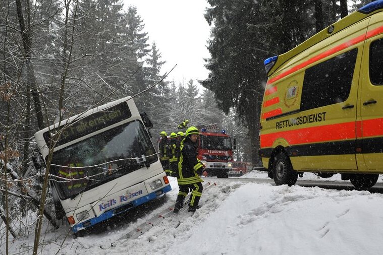 Tirpersdorf: Bus rutscht in Graben - 