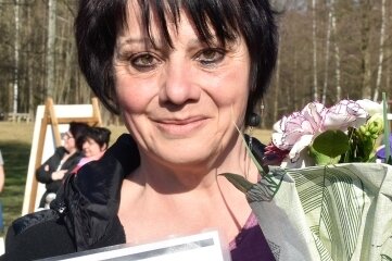 Tirpersdorf ehrt seine "Theater-Mutter" - Die Gemeinde Tirpersdorf und die Sparkasse Vogtland haben Birgit Kesselboth mit einem Bürgerpreis geehrt. 