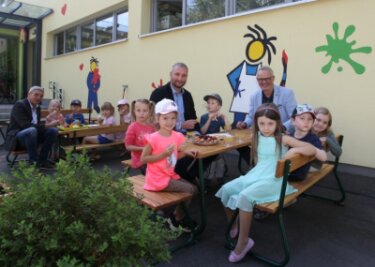 Tische im Freien für Zwickauer Kita - Die Kinder der Villa "Kunterbunt" können sich künftig auf ein Mittagessen an nagelneuen Tischen und Bänken an der frischen Luft freuen. 