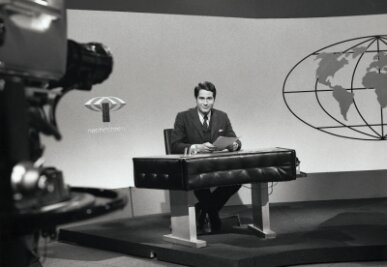 Tischgespräche hinter der Puzzle-Front - Der Nachrichtentisch in den 1960er-Jahren: Wie ein Keyboard mit Kabelsalat. Jochen Breiter verlas damals die ZDF-Nachrichten. 