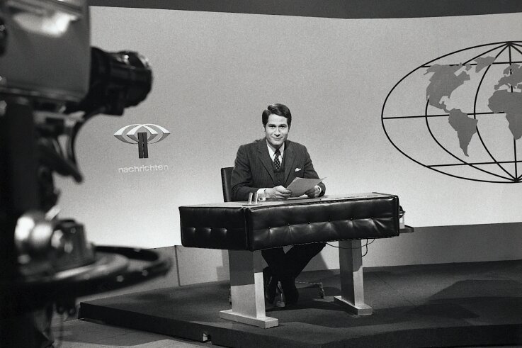 Tischgespräche hinter der Puzzle-Front - Der Nachrichtentisch in den 1960er-Jahren: Wie ein Keyboard mit Kabelsalat. Jochen Breiter verlas damals die ZDF-Nachrichten. 