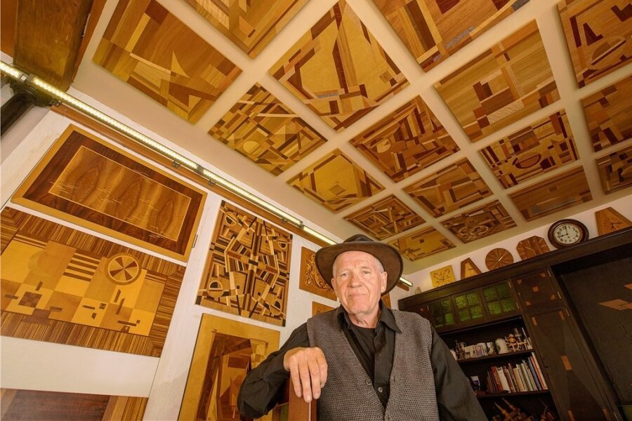 Tischlermeister aus Plauen verbindet Handwerk mit Intarsienkunst - Wolfram Ketzel in seinem Ausstellungsraum an der Plauener Bleichstraße. Hier bewahrt der Holzkünstler alle seine Werke auf.