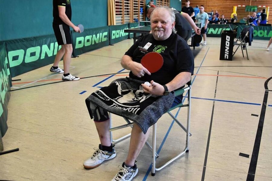 Tischtennis-Kultturnier mit "Lolli", dem Routinier auf dem Klappstuhl - Andreas Loll ist seit 30 Jahren Stammgast bei der Stadtmeisterschaft in Thum. Markenzeichen: grüner Klappstuhl. 