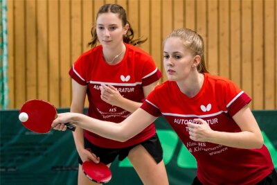 Tischtennis-Sachsenliga: Heimsieg bringt Sorgauerinnen auf Podestkurs - Ronja Männel (l.) und Luisa Schreiter, hier zu sehen im Doppel, durften mit den SG-Damen einen Heimsieg bejubeln.