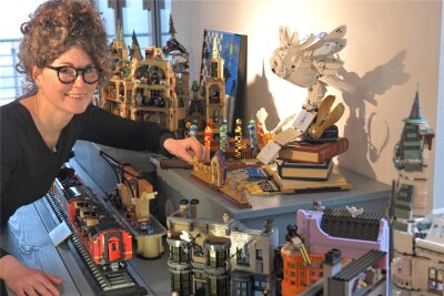 Titanic und Harry-Potter-Welt aus Lego: Neue Ausstellung in Oederan - Eine ganze Harry-Potter-Welt aus Lego ist in Oederan entstanden. Im Bild Museumsleiterin Michaela Kruse.