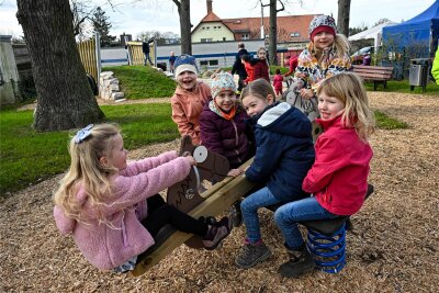 Toben ausdrücklich erlaubt: Spielplatz in Chemnitz-Stelzendorf ist fertig - Der Spielplatz an der Neukirchner Straße ist eingeweiht. Kinder aus dem Kindergarten waren die Ersten.