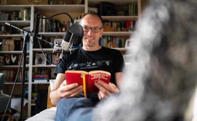 Toby Baier bringt mit Podcast Menschen zum Schlafen - Toby Baier, "Einschlafen"-Podcaster, sitzt in seinem Arbeitszimmer und ist dabei einen Neuen Beitrag einzusprechen. Der 45-Jährige ist Meister darin, andere zu ermüden. Er macht nebenberuflich seit neun Jahren einen kostenlosen Podcast, den "Einschlafen-Podcast" (Monologe zur Entspannung). 