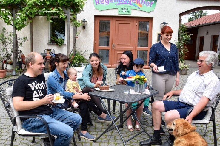 Tochter übernimmt Hotel der Eltern - Generationswechsel im "Regenbogenhof" in Crimmitschau. Esther Hüttner (stehend) hat die Geschäfte von ihren Eltern übernommen.