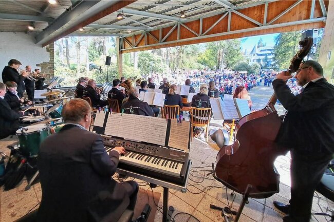 Tochter von Swing-Legende Fips Fleischer in Augustusburg: "Ihm hätte es gefallen" - Das Brass & Swing Orchester Ottendorf lockte am Montag etwa 500 Besucher zur Augustusburger Waldbühne. Anlass für das Konzert war der 100. Geburtstag von Fips Fleischer. 