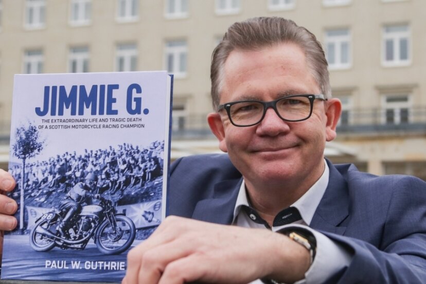 Paul Guthrie, selbst begeisterter Motorradfahrer, interessiert sich seit der Kindheit für den tödlich verunglückten schottischen Rennfahrer Jimmie Guthrie. Möglicherweise sind beide auch entfernt verwandt. 