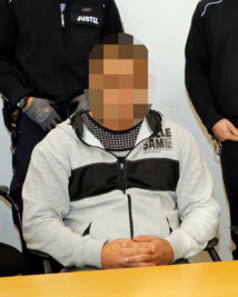 Tod einer Prostituierten: Lange Jugendhaftstrafe für Täter - Mord im Rotlicht-Milieu: Der verurteilte 20-Jährige am Mittwoch vor dem Landgericht Chemnitz.