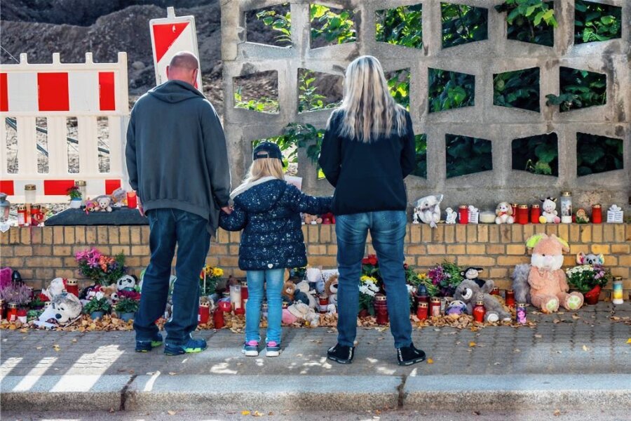 Tod einer Sechsjährigen in Hartha: Unfallfahrer muss drei Jahre in Haft - Nach dem Unfall herrschte in Hartha große Anteilnahme. Passanten legten Blumen, Kerzen und Kuscheltiere in Gedenken an das getötete Mädchen ab. 