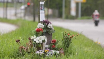 Tod eines Motorradfahrers: Radfahrer zu Geldstrafe verurteilt - Auf dem Grünstreifen in der Mitte der Frankenberger Straße nahe der Dresdner Straße erinnern bis heute Blumen und ein Foto an den 35-jährigen Motorradfahrer, der dort im Juni vergangenen Jahres tödlich verletzt wurde. Er starb vier Tage später im Krankenhaus.