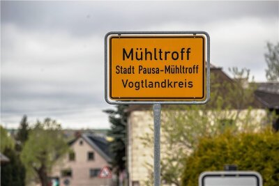 Tod eines Polizisten in Mühltroff: Polizeidirektion Chemnitz übernimmt Ermittlungen - Ein Polizist hat sich im Samstag in Mühltroff vor den Augen von Polizei-Einsatzkräften erschossen. Zuvor hatte er eine 38-Jährige mit einer Waffe bedroht.