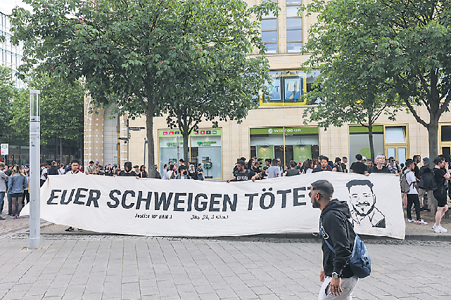 Zum mehrstündigen Gedenken für Bilal J., der in der Nacht zum 19. Mai in Chemnitz starb, kamen am Freitagabend über 200 Menschen. 
