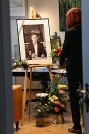 Tod von OB Jesko Vogel: Eine Stadt trauert - Im Amtszimmer des Oberbürgermeister im Rathaus in Limbach-Oberfrohna liegt das Kondolenzbuch für Jesko Vogel. Etliche Trauernde haben Blumen gebracht. 
