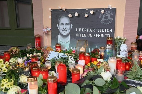 Bürger und Bürgerinnen legten Blumen und Kerzen für den unerwartet verstorbenen Oberbürgermeister Jesko Vogel ab.