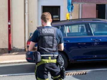 Todesfall: Polizei ermittelt - Polizeikräfte sicherten Straße und Bürgersteig an der Plauenschen Straße. 