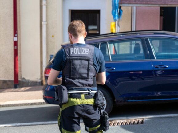 Polizeikräfte sicherten Straße und Bürgersteig an der Plauenschen Straße. 