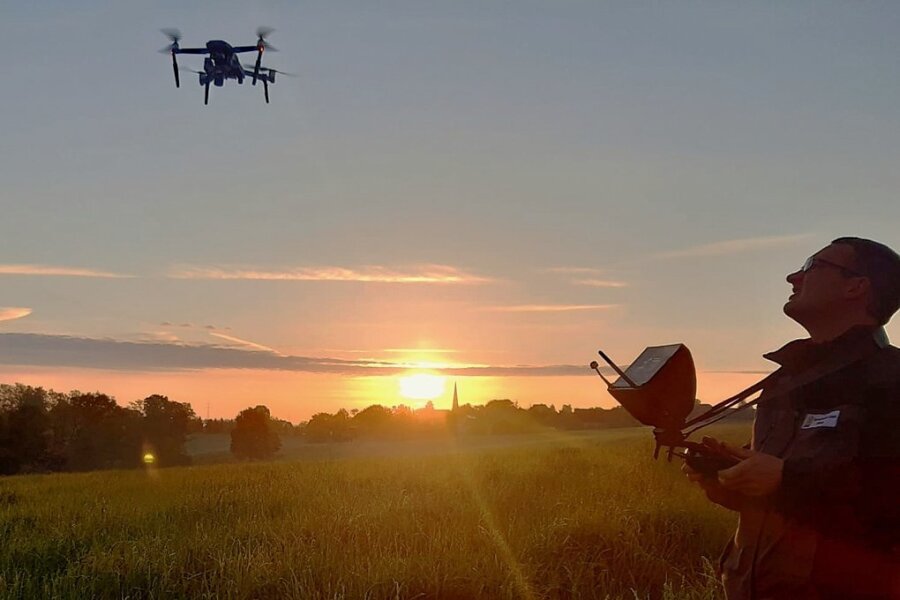 Mit Sonnenaufgang bringt Marcus Elsner die Drohne in Stellung, um Rehkitze im hohen Gras ausfindig zu machen. 