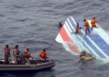 Todesflug Rio-Paris: Kein Ende der Aufarbeitung in Sicht - Ein Wrackteil der abgestürzten Air-France-Maschine AF447 wird von einem Rettungsteam der brasilianischen Marine im Atlantik geborgen.