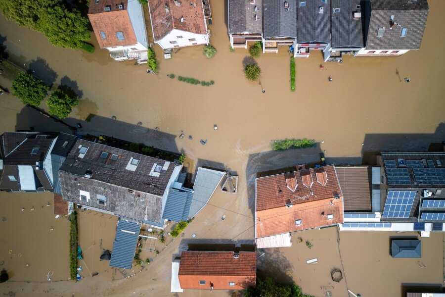 Todesopfer nach Hochwasser - Banger Blick aufs Wetter - Bewohner im überschwemmten Kleinblittersdorf im Saarland mussten von der Feuerwehr mit Booten aus ihren Häusern gerettet werden.