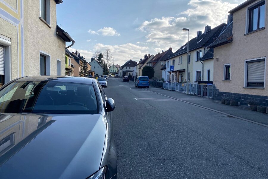 Tödliche Messerstiche in Zwickau – Nachbarn sind entsetzt - Die Karl-Marx-Straße wird von beschaulichen Eigenheimen gesäumt. In einem der Häuser hat ein Mann mit einem Messer seine Mutter verletzt und sich selbst getötet.