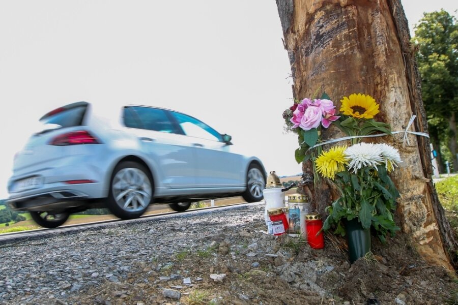 Tödliche Unfälle auf der B 169: Fahrer starben am selben Baum - Trauernde haben Kerzen und Blumen an dem Baum hinterlassen, an dem zwei junge Männer verunglückten.