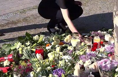 Tödlicher Angriff im Kurpark - Hinweise auf Einzeltäter - Menschen trauern nach dem tödlichen Angriff in Bad Oeynhausen.