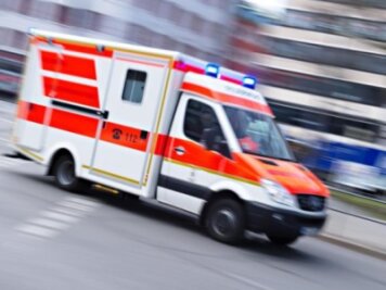 Tödlicher Arbeitsunfall in Klingenthal - Ein Rettungswagen fährt mit Blaulicht. 